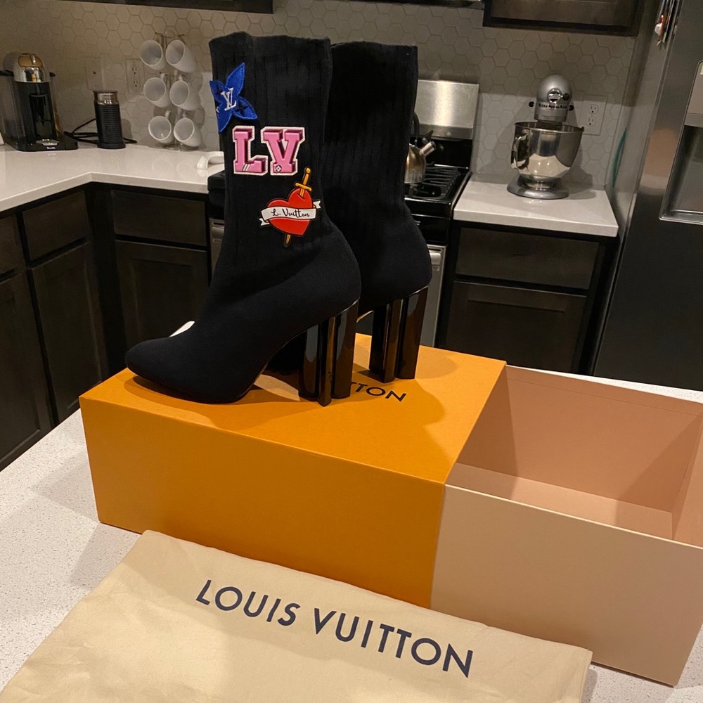 Silhouette ankle boots